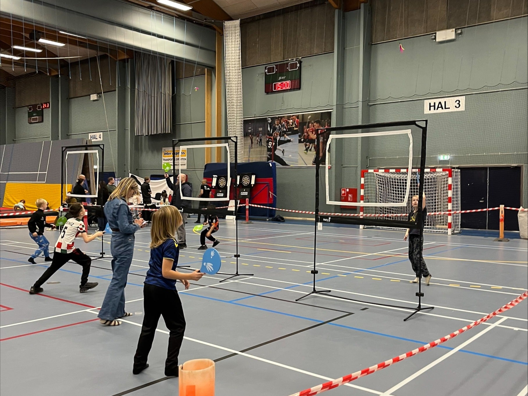 Elever spiller Nordic Batgame i skolegård – aktivitet til idræt og frikvarter med 4 baner